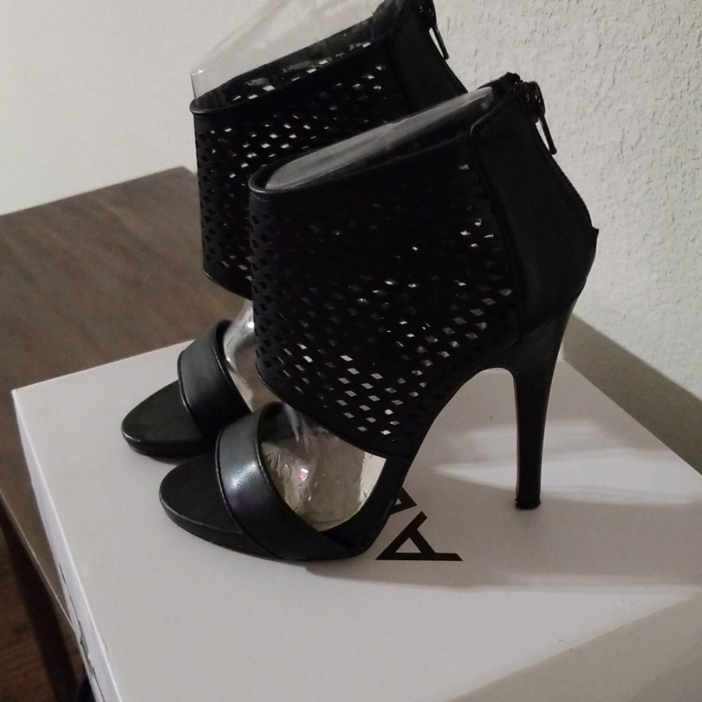 Heels - Picture 3 of 3